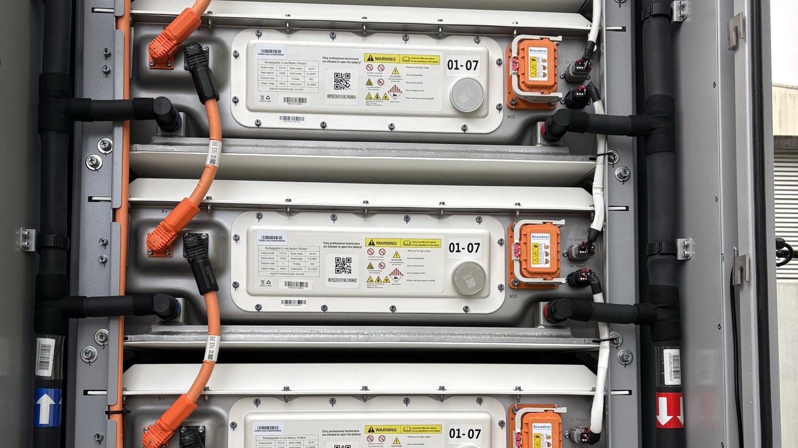 Geöffneter Batterieschrank mit flüssigkeitsgekühlten LFP-Batteriemodulen