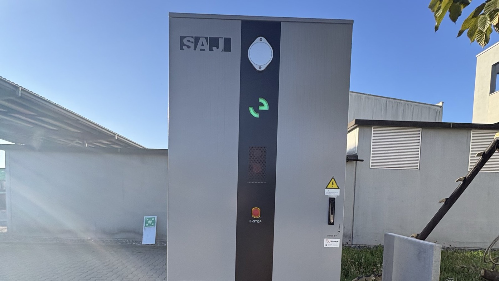 Outdoor-Batteriespeicher SAJ CM2 mit 125 kW / 261 kWh auf Betonsockeln auf dem Areal der Acinato AG in Sins